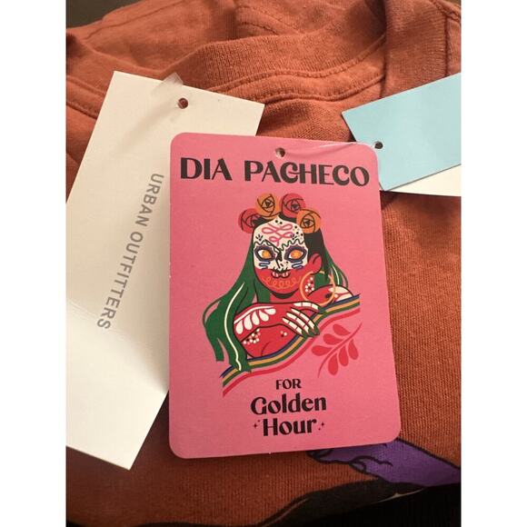 GOLDEN HOUR X Dia Pacheco Agapita
Urban Outfitters Graphic T-Shirt - Sz L - NWT - Picture 3 of 4